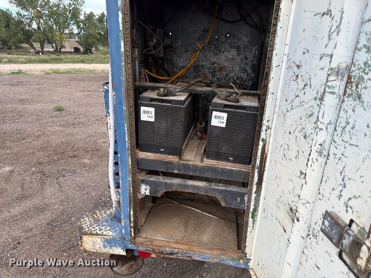 image for item FM7637 1991 Ford 9000 utility / service truck