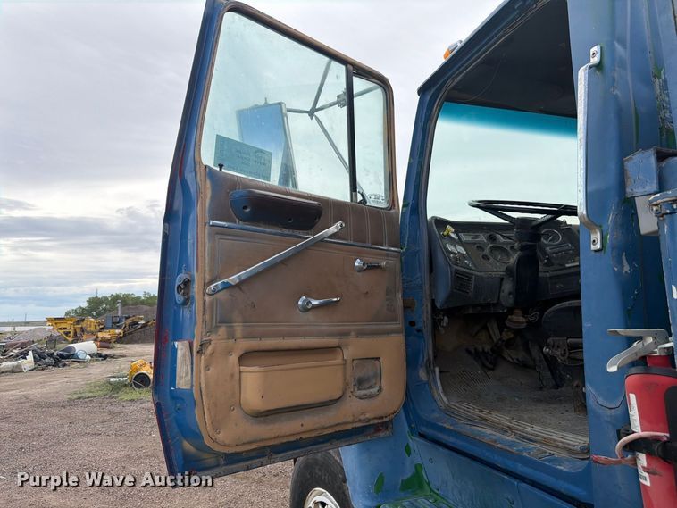 image for item FM7637 1991 Ford 9000 utility / service truck