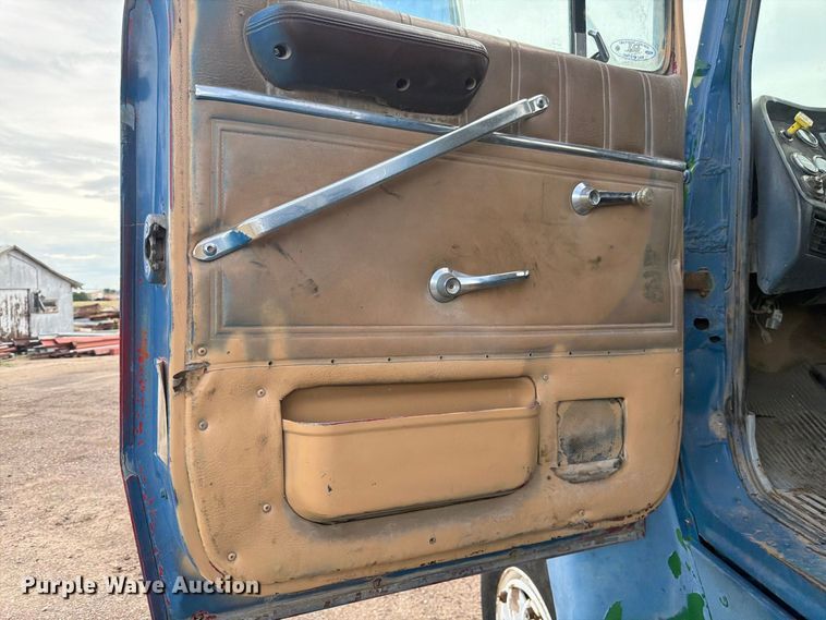 image for item FM7637 1991 Ford 9000 utility / service truck