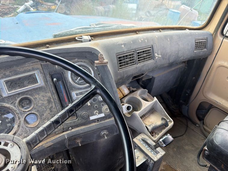 image for item FM7637 1991 Ford 9000 utility / service truck
