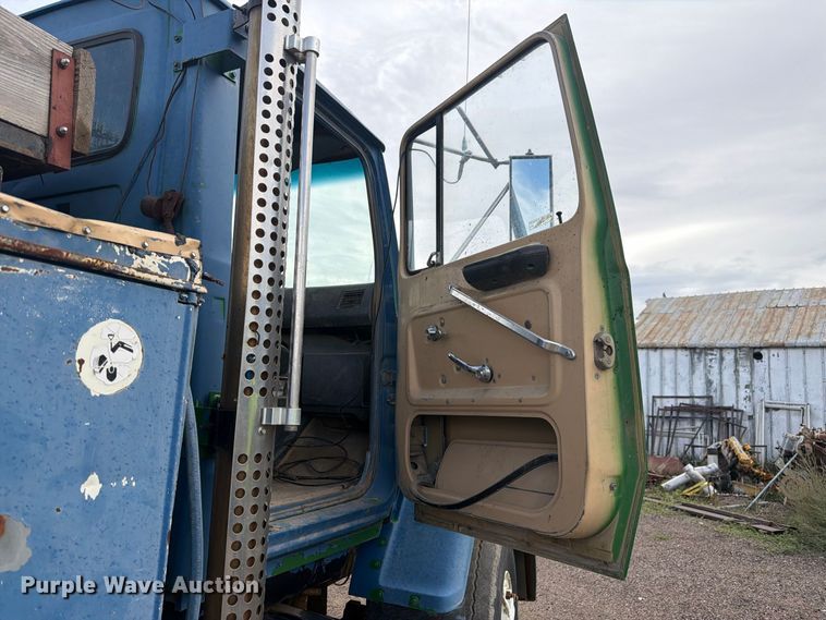 image for item FM7637 1991 Ford 9000 utility / service truck