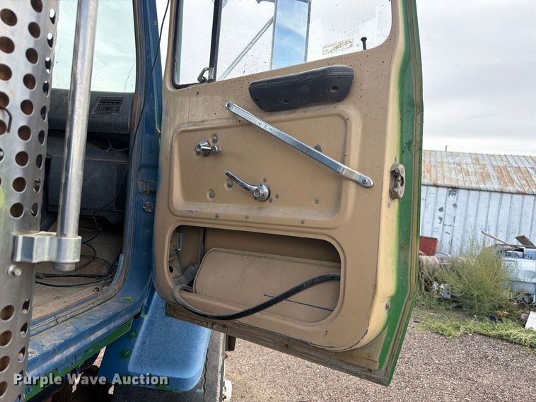 image for item FM7637 1991 Ford 9000 utility / service truck