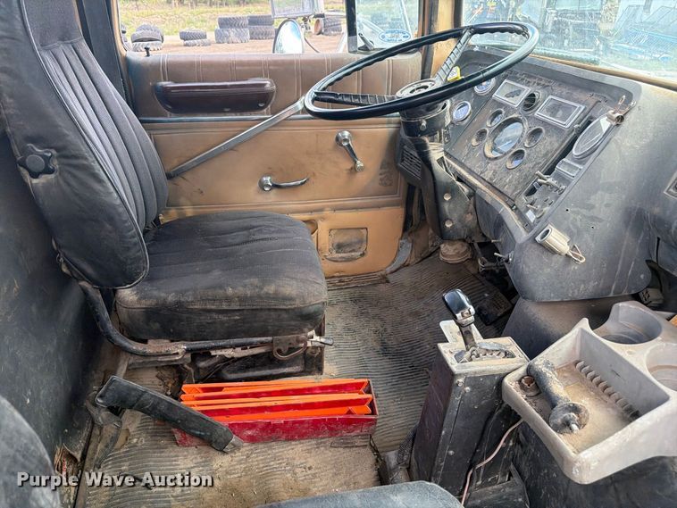 image for item FM7637 1991 Ford 9000 utility / service truck