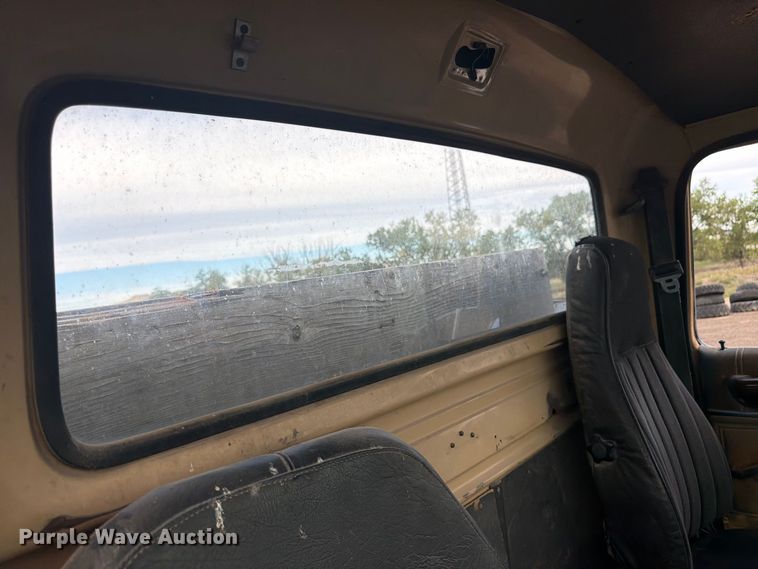 image for item FM7637 1991 Ford 9000 utility / service truck