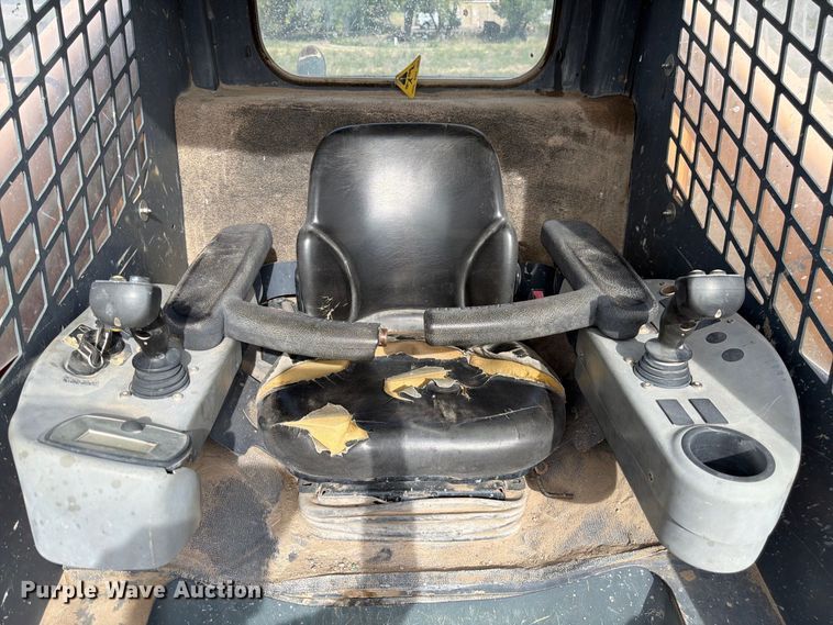 image for item FM7638 2011 Mustang 2100RT tracked skid steer loader