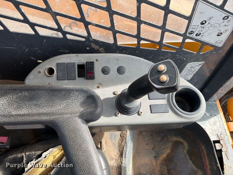 image for item FM7638 2011 Mustang 2100RT tracked skid steer loader