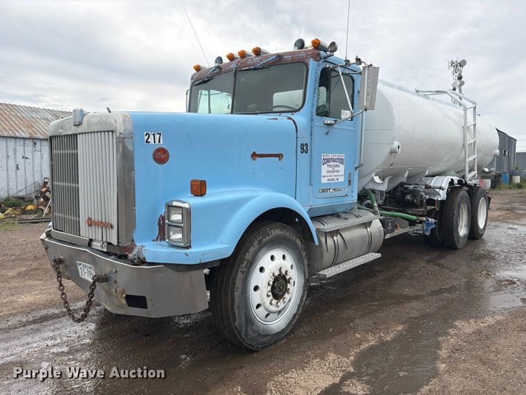 1989 International F9300 water truck