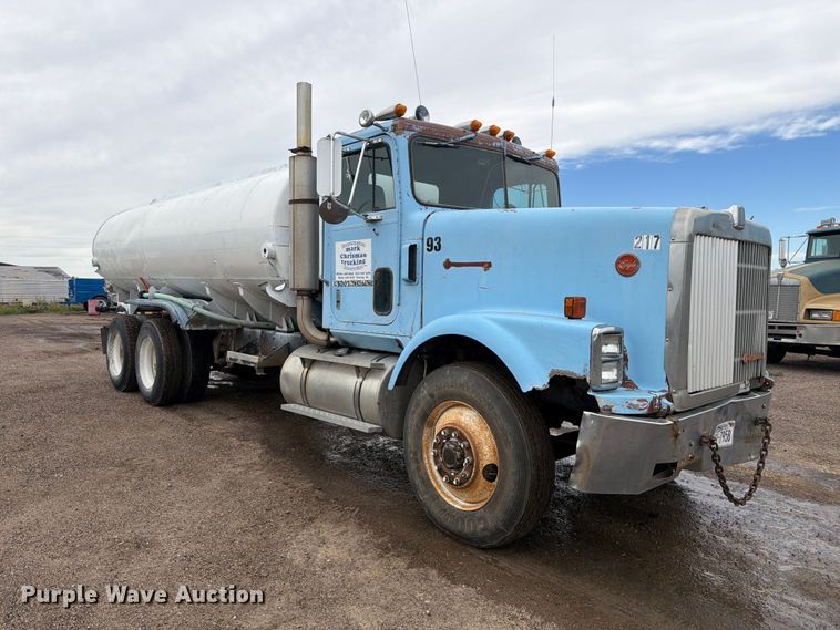 image for item FM7639 1989 International F9300 water truck