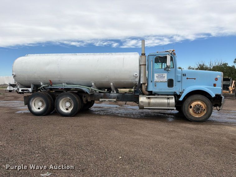 image for item FM7639 1989 International F9300 water truck