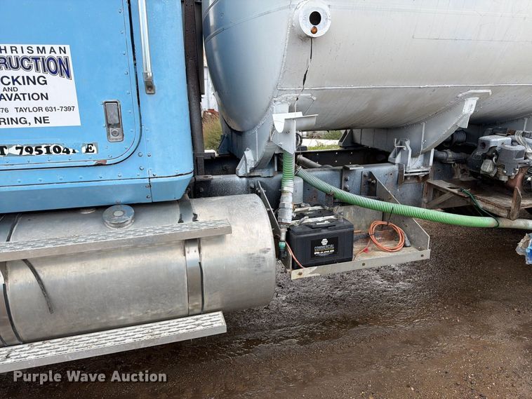 image for item FM7639 1989 International F9300 water truck