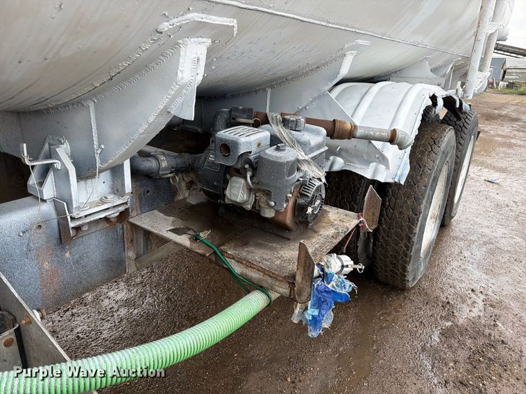 image for item FM7639 1989 International F9300 water truck