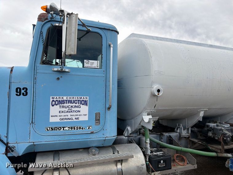 image for item FM7639 1989 International F9300 water truck