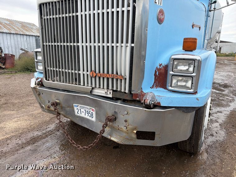 image for item FM7639 1989 International F9300 water truck