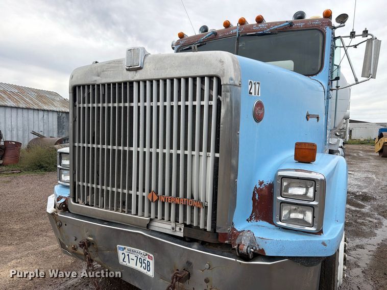 image for item FM7639 1989 International F9300 water truck
