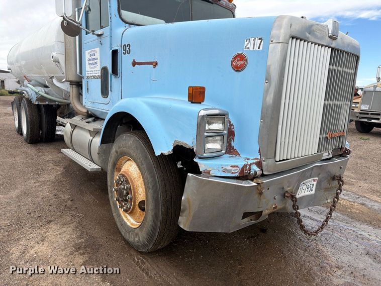 image for item FM7639 1989 International F9300 water truck