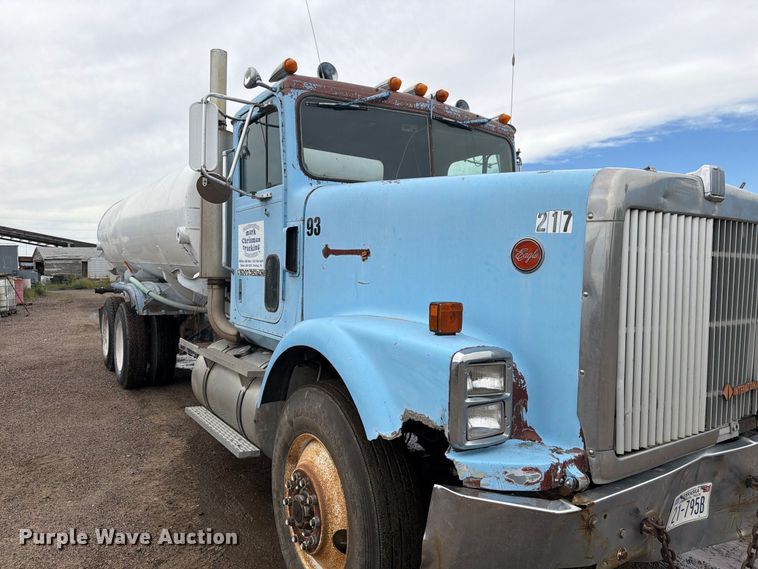image for item FM7639 1989 International F9300 water truck
