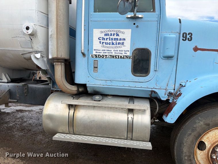 image for item FM7639 1989 International F9300 water truck
