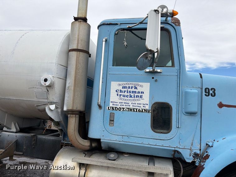 image for item FM7639 1989 International F9300 water truck