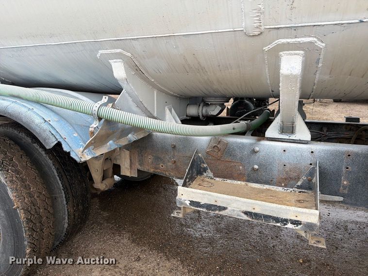 image for item FM7639 1989 International F9300 water truck