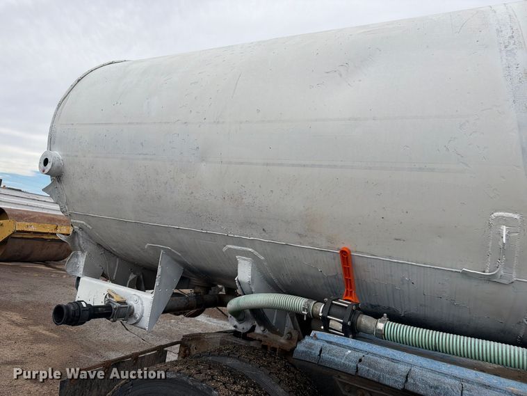 image for item FM7639 1989 International F9300 water truck