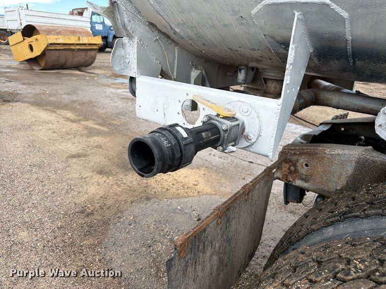 image for item FM7639 1989 International F9300 water truck
