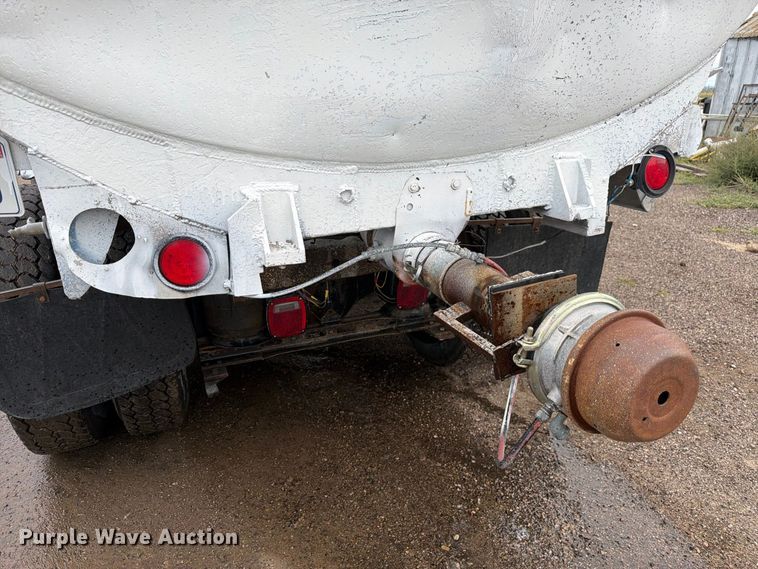 image for item FM7639 1989 International F9300 water truck