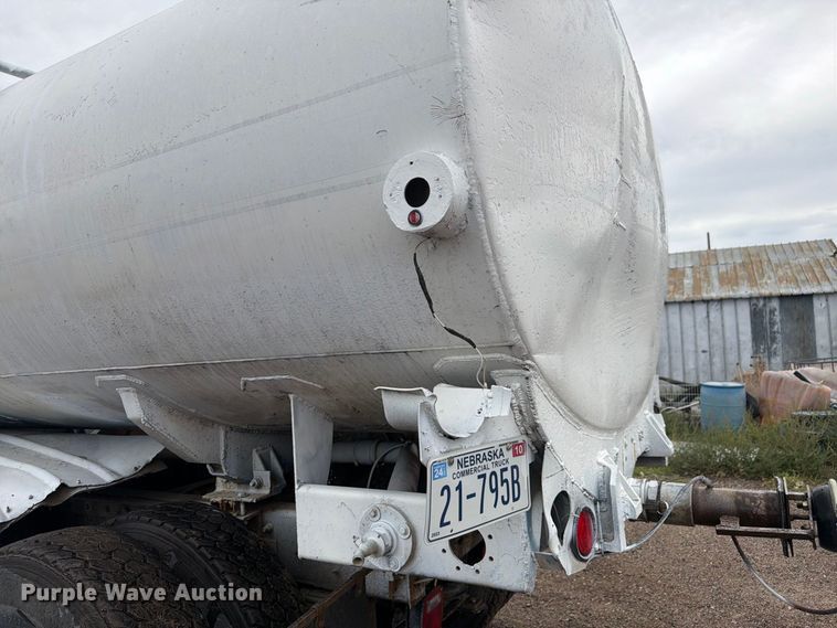image for item FM7639 1989 International F9300 water truck