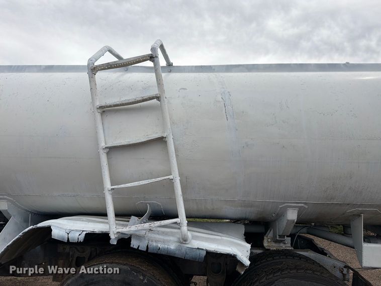 image for item FM7639 1989 International F9300 water truck