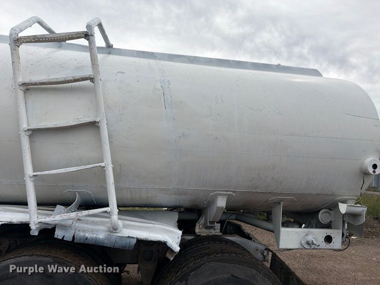 image for item FM7639 1989 International F9300 water truck