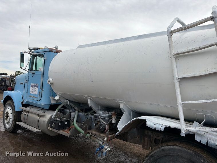image for item FM7639 1989 International F9300 water truck