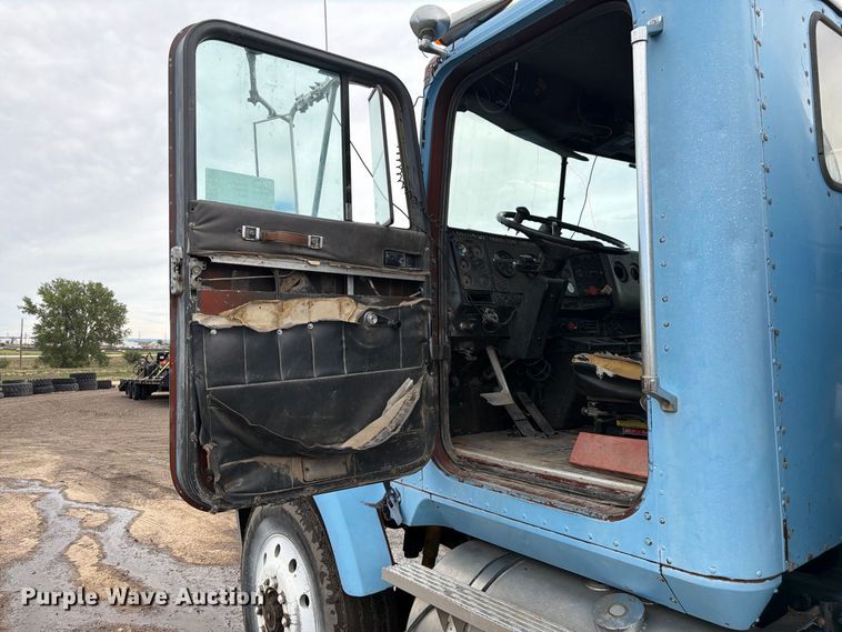 image for item FM7639 1989 International F9300 water truck