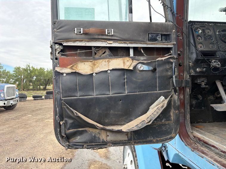 image for item FM7639 1989 International F9300 water truck