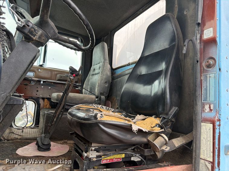 image for item FM7639 1989 International F9300 water truck