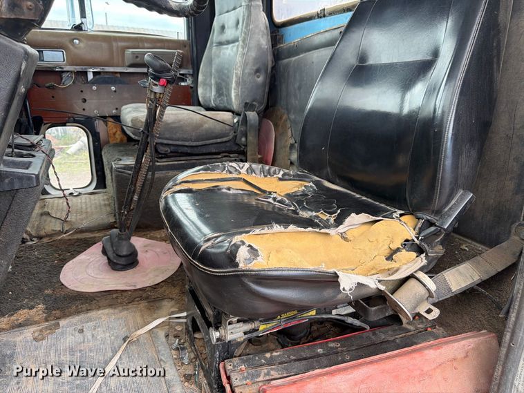 image for item FM7639 1989 International F9300 water truck