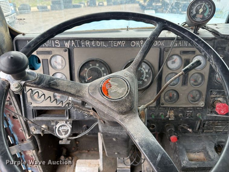 image for item FM7639 1989 International F9300 water truck