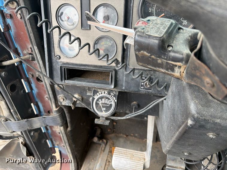 image for item FM7639 1989 International F9300 water truck