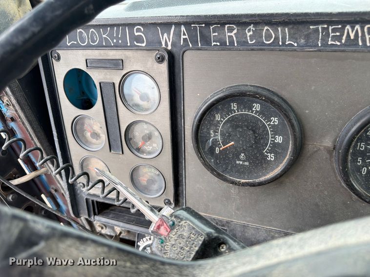 image for item FM7639 1989 International F9300 water truck
