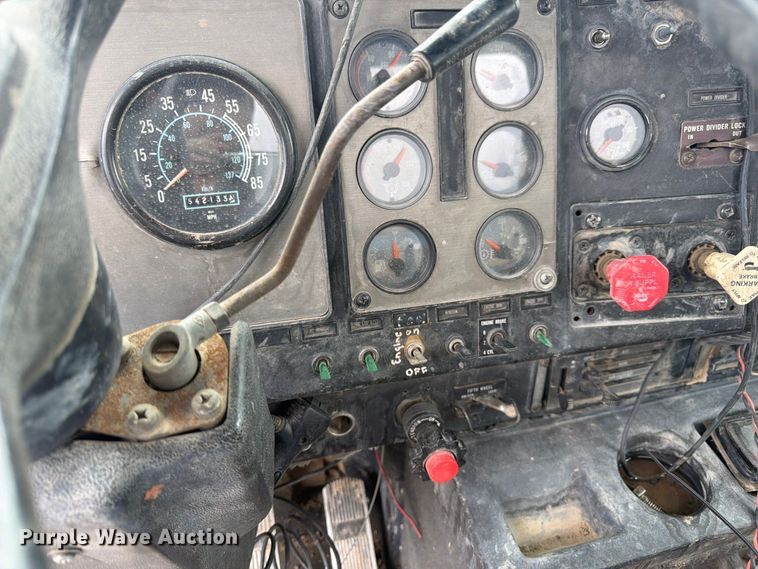 image for item FM7639 1989 International F9300 water truck