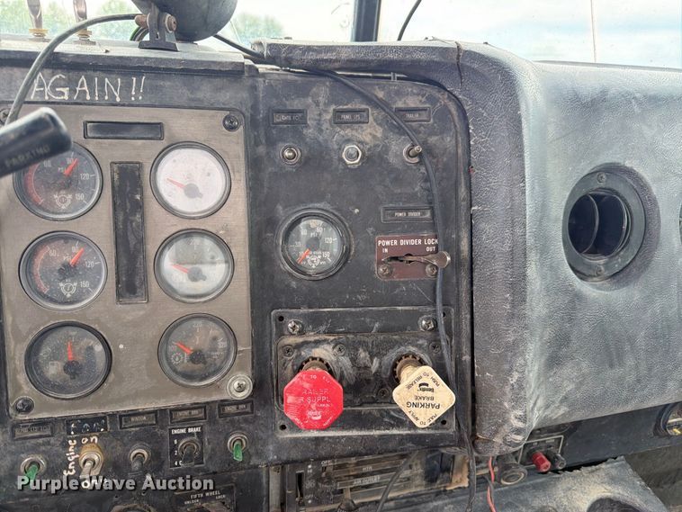 image for item FM7639 1989 International F9300 water truck