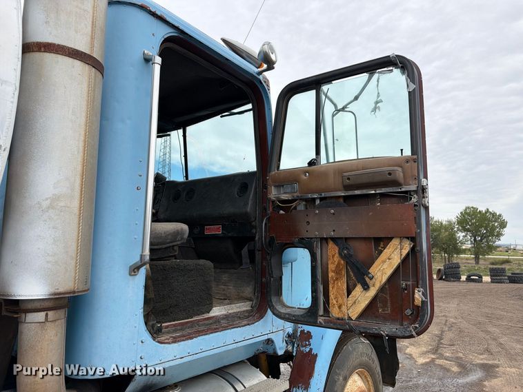 image for item FM7639 1989 International F9300 water truck