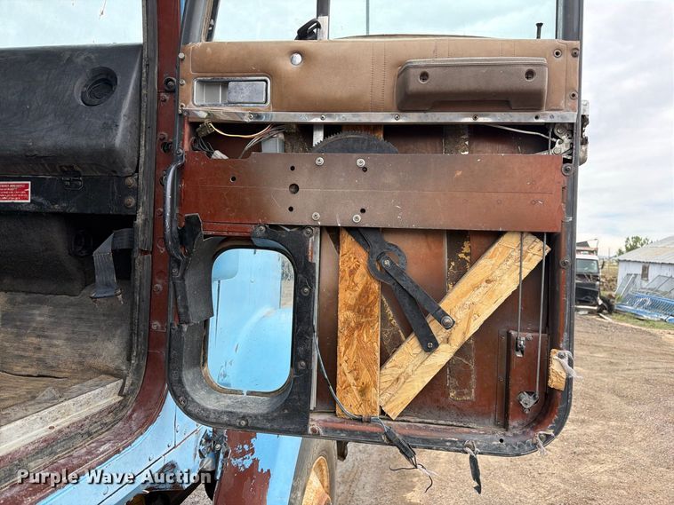 image for item FM7639 1989 International F9300 water truck