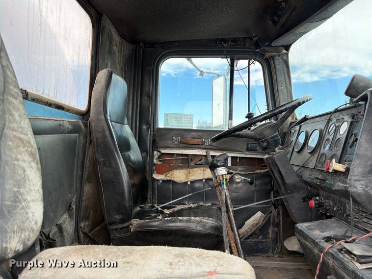 image for item FM7639 1989 International F9300 water truck