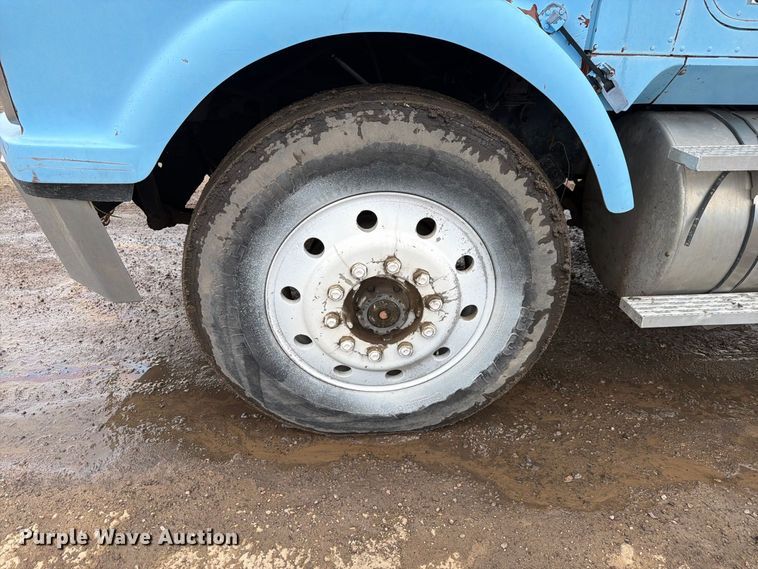 image for item FM7639 1989 International F9300 water truck