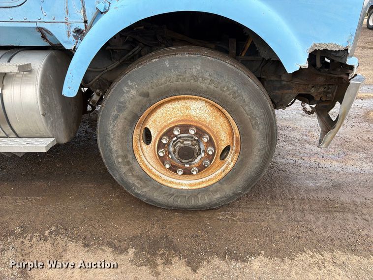 image for item FM7639 1989 International F9300 water truck