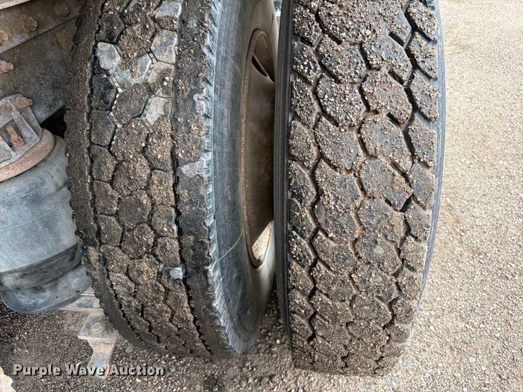image for item FM7639 1989 International F9300 water truck