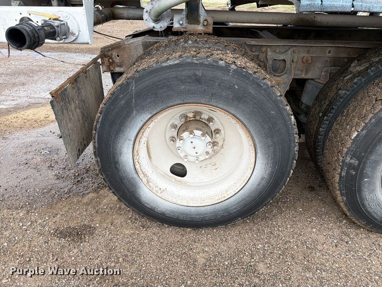 image for item FM7639 1989 International F9300 water truck