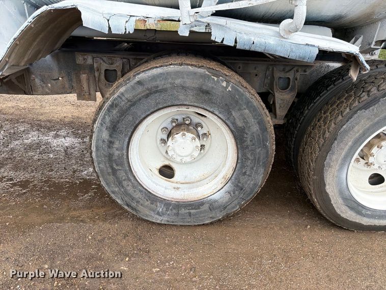 image for item FM7639 1989 International F9300 water truck