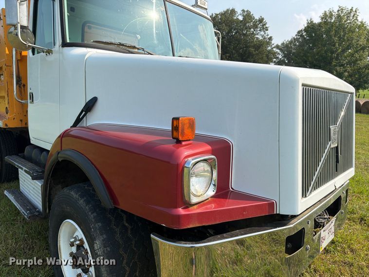 image for item FN2026 2001 Volvo WG dump truck