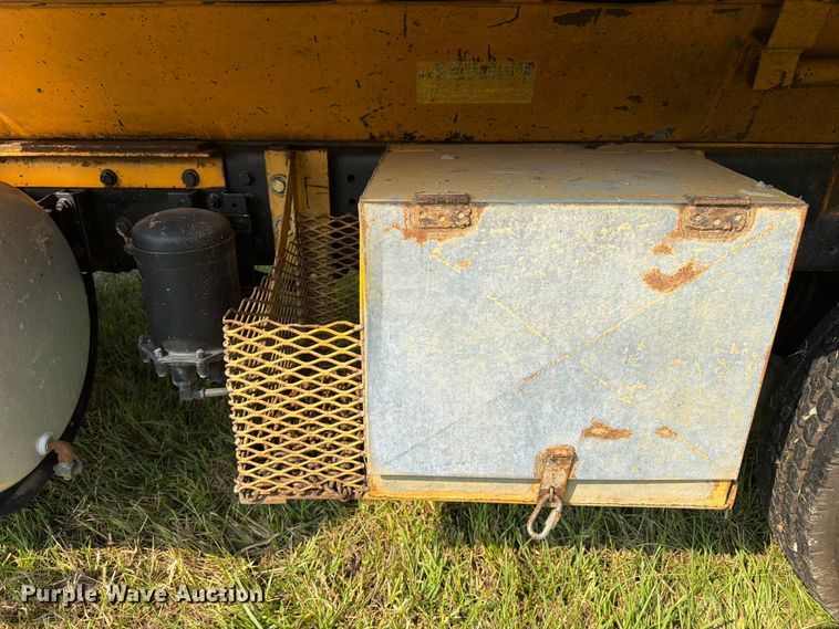 image for item FN2026 2001 Volvo WG dump truck