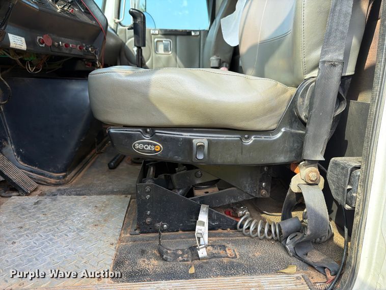 image for item FN2026 2001 Volvo WG dump truck